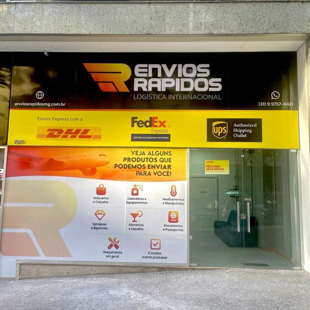 Foto da fachada de uma agência de envios.