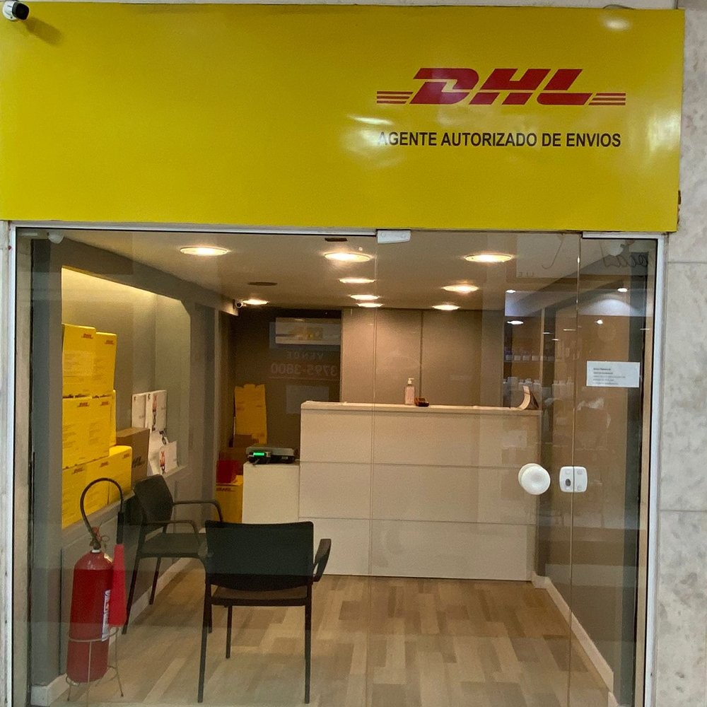 Foto da fachada de uma agência de envios.