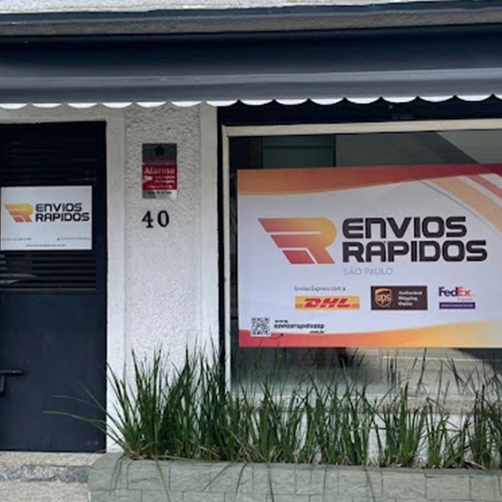 Foto da fachada de uma agência de envios.